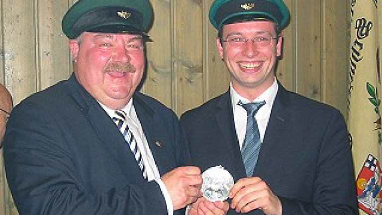 Ordensübergabe 2004 - Major Paul Imhäuser und Schützenkönig Sebastian Reither